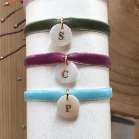 Pulsera terciopelo inicial